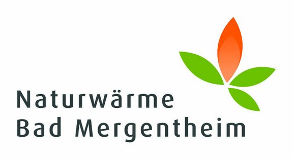Naturwärme Bad Mergentheim Rechts oben am Schriftzug "Naturwärme Bad Mergentheim" sind 4 längliche Blätter kreisförmig angeordnet. 3 davon sind grün eines hat 2 Orangetöne.