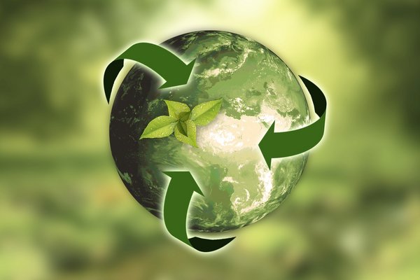 Klimaschutz Symbolische Darstellung der Erde in grünen Farbtönen mit Recyclingpfeilen und grünen Blättern – Sinnbild für Nachhaltigkeit, Umweltschutz und ökologische Verantwortung.